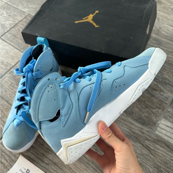 New Air Jordan 7 Retro “Pantone” Big Kids sneakers (K6.5/W8) - Picture 4 of 9